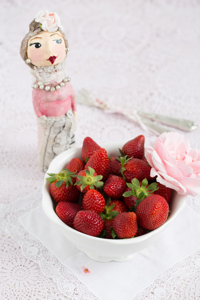 Erdbeer Charlotte mit weißer Mousse au Chocolate