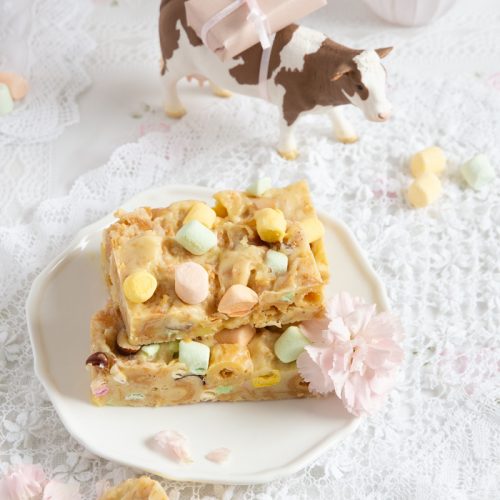 Kekskuchen mit weißer Schokolde, knackigen Haselnüssen & Marshmallows