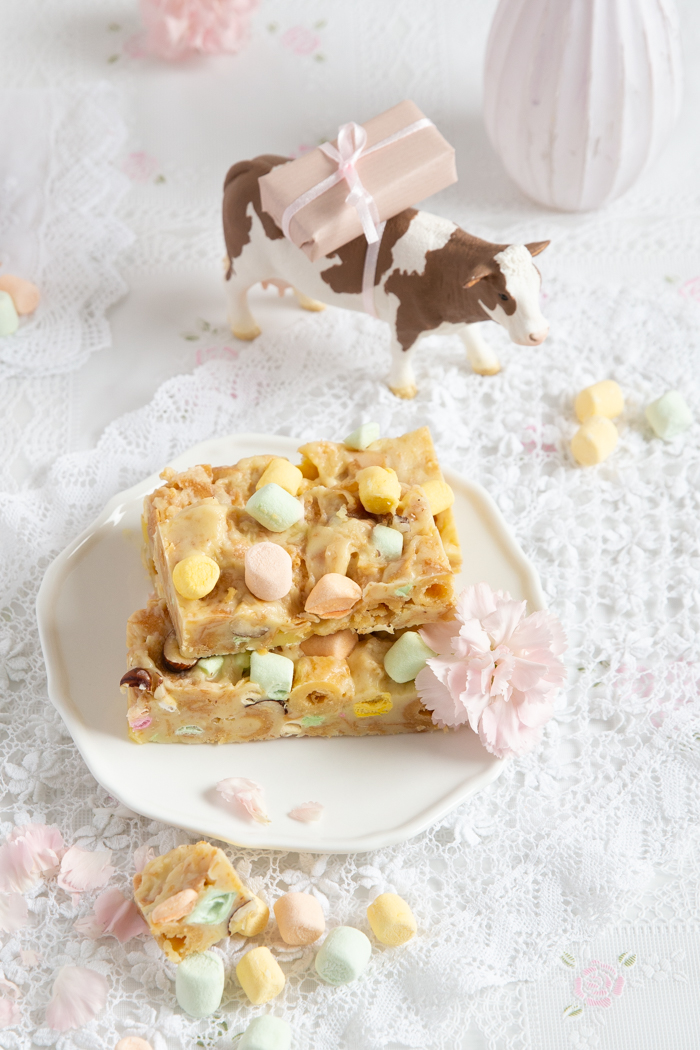 Kekskuchen mit weißer Schokolde, knackigen Haselnüssen & Marshmallows